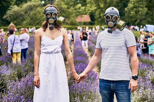 Coppia Piedi Nel Campo Lavanda Indossando Maschere Antigas Tenendosi Mano — Foto Stock