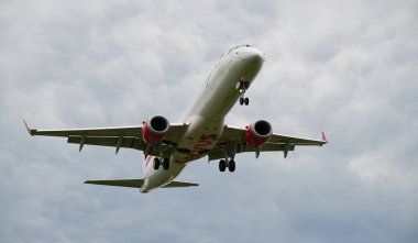 Ukrayna, Lviv - 21 Temmuz 2021: Bulutlu havada gökyüzünde uçan ticari uçak. Seyahat kavramı.