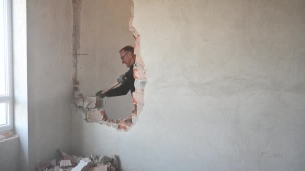 Człowiek Budowniczy Stojący Drewnianym Stole Łamanie Ściany Młotkiem Podczas Pracy — Wideo stockowe