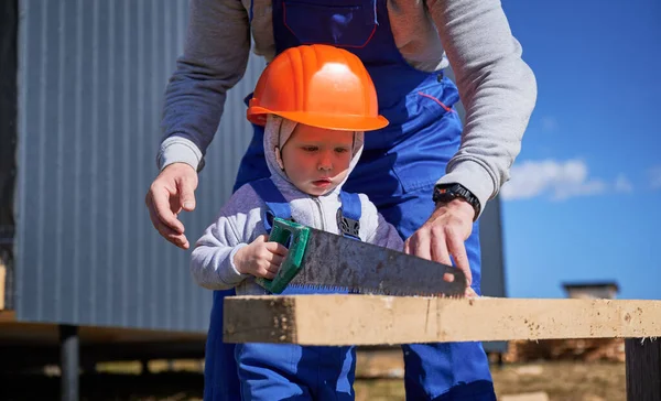 Ojciec Małym Synkiem Buduje Drewniany Dom Szkieletowy Chłopiec Pomagający Ojcu — Zdjęcie stockowe