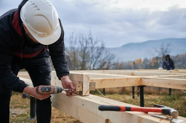 Uomo Lavoratore Costruzione Casa Telaio Legno Fondazione Mucchio Falegname Installazione — Foto Stock