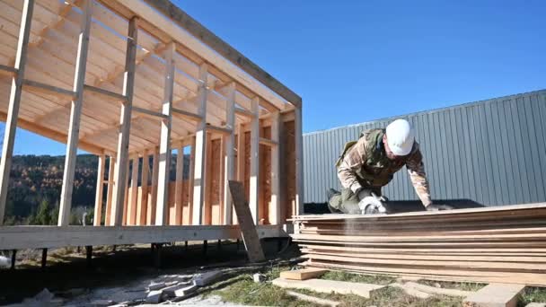 Carpenter Using Circular Saw Cutting Wooden Osb Board Man Worker — Wideo stockowe