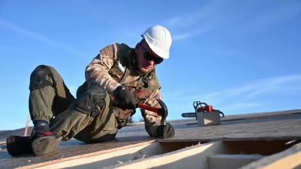 木匠把钉子钉钉在未来村舍屋顶上的Osb面板上 工人们正在建造木制框架结构房子 木工和建筑概念 — 图库视频影像