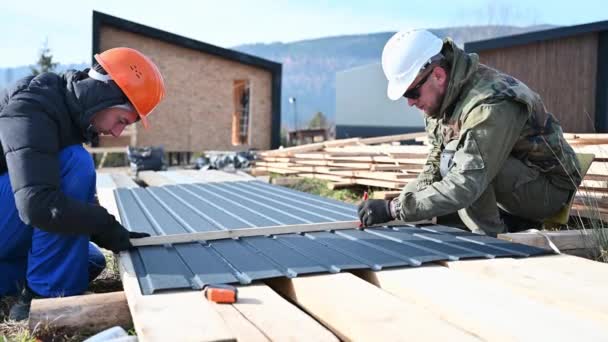 Hommes Travailleurs Construisant Maison Ossature Bois Constructeurs Mesurant Les Tôles — Video