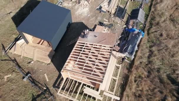 Luftaufnahme Eines Holzrahmenhauses Skandinavischen Stil Scheune Bau Den Bergen — Stockvideo