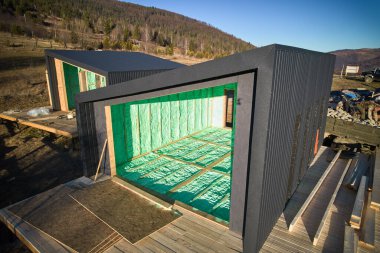 İskandinav tarzı barnhouse 'larda poliüretan köpükle izole edilmiş iki ahşap iskelet evinin insansız hava aracı görüntüsü. İnşaat ve yalıtım konsepti.