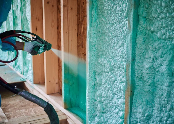 Costruttore Isolante Casa Telaio Legno Vista Vicino Uomo Lavoratore Spruzzando — Foto Stock