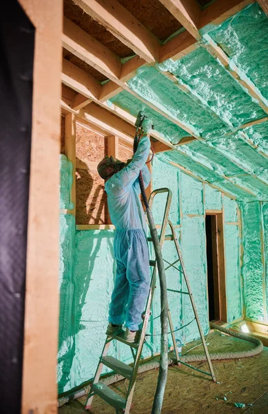 Costruttore Maschio Isolante Casa Telaio Legno Uomo Lavoratore Spruzzando Schiuma — Foto Stock