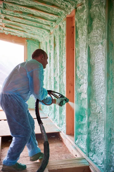 Male Builder Insulating Wooden Frame House Man Worker Spraying Polyurethane — Fotografia de Stock