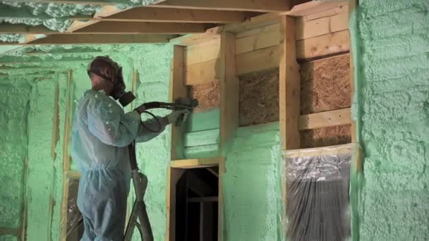 Mężczyzna Budowniczy Izolacji Drewniany Dom Ramy Człowiek Pracownik Spryskujący Pianką — Wideo stockowe
