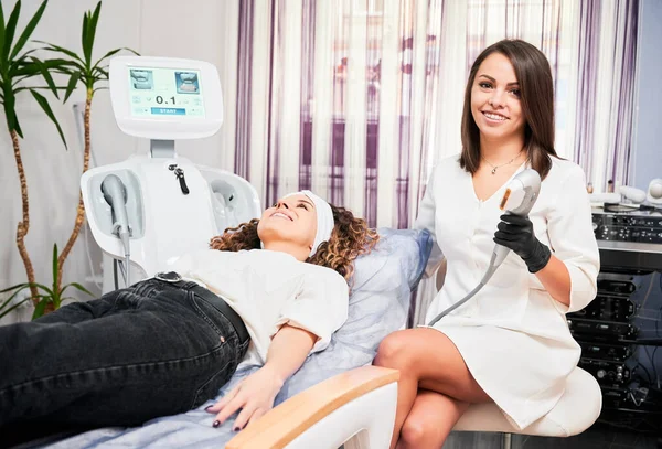 Adjusting Parameters Ultraformer Device Preparing Patient Young Professional Cosmetologist Planing — Stock Photo, Image
