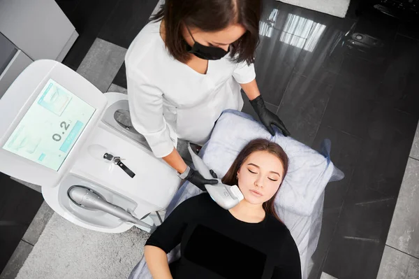 Top View Cosmetologist Medical Mask Using Ultraformer Device While Performing — Stock Photo, Image