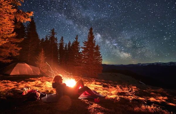 Female Hiker Lying Karemat Bonfire Admire Beauty Stunning Starry Sky — Stockfoto