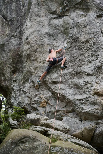 Mladý Horolezec Leze Obtížnou Cestou Vysoké Skále Provazem Nebojácný Horolezec — Stock fotografie