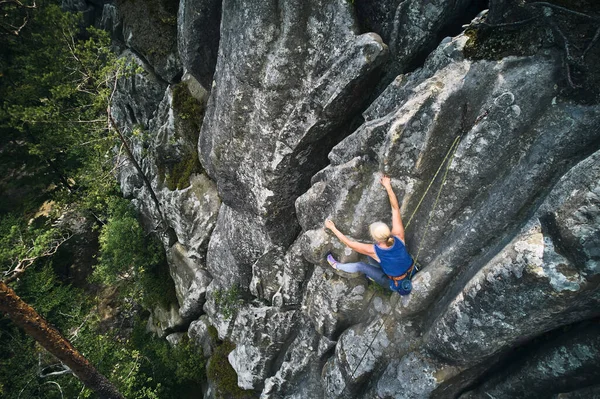 Ανώτερη Γυναίκα Αναρρίχηση Δύσκολη Διαδρομή Ένα Ψηλό Βράχο Σχοινί Ατρόμητος — Φωτογραφία Αρχείου