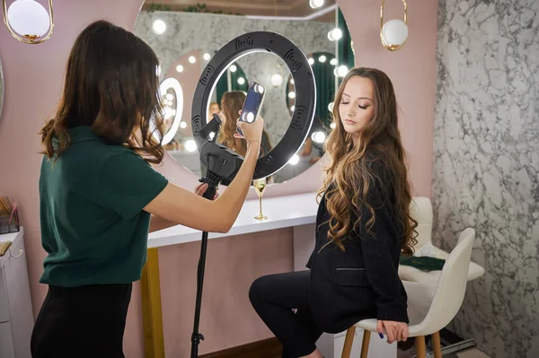 Maquiagem Artista Fotografar Cliente Salão Beleza Jovem Mulher Com Cabelos — Fotografia de Stock