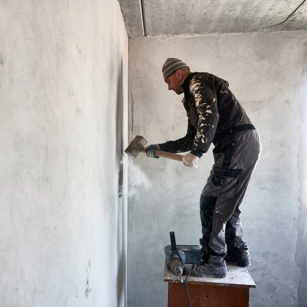 Comprimento Total Homem Construtor Sobre Mesa Madeira Quebrar Parede Apartamento — Fotografia de Stock