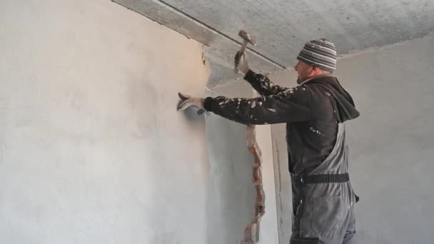 Man Bouwer Staan Houten Tafel Breken Muur Met Hamer Tijdens — Stockvideo