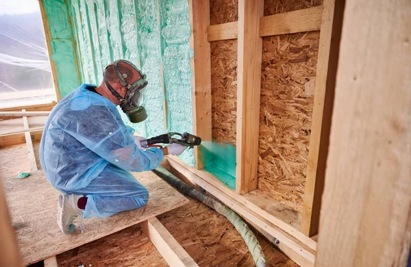 Male Builder Insulating Wooden Frame House Man Worker Spraying Polyurethane — Foto de Stock