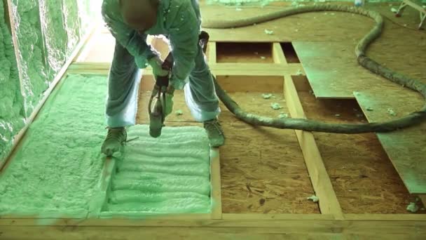 Male Builder Insulating Wooden Frame House Man Worker Spraying Polyurethane — Stock videók