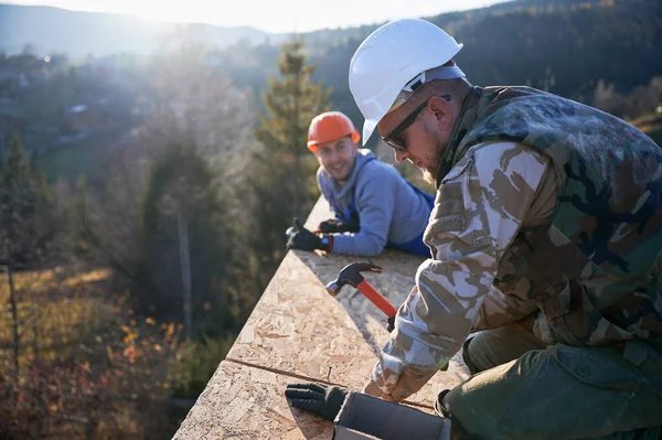 Carpenter Hammering Nail Osb Panel Roof Top Future Cottage Man — Foto Stock