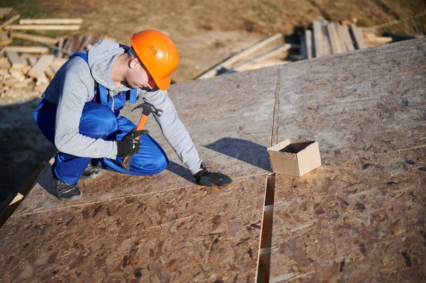 Carpenter Hammering Nail Osb Panel Roof Top Future Cottage Man — Foto Stock