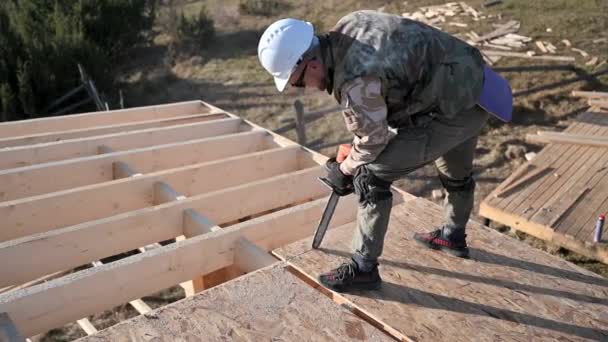 Carpenter Using Chainsaw Cutting Wooden Osb Board Man Worker Building — 비디오