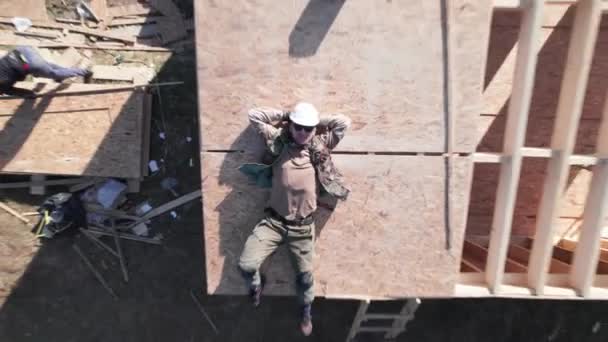 Вид Зверху Людина Лежить Даху Будівлі Будівельному Майданчику Білому Шоломі — стокове відео