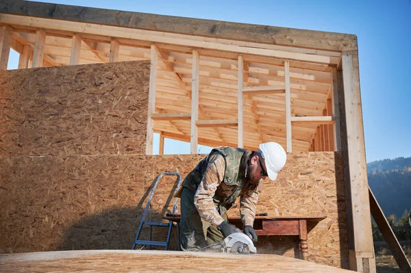 Carpenter Using Circular Saw Cutting Wooden Osb Board Man Worker — Foto de Stock