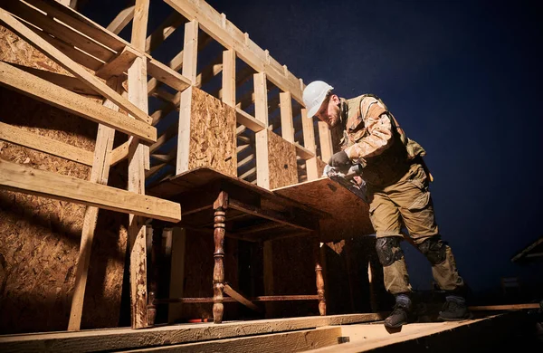 Carpenter Using Circular Saw Cutting Wooden Osb Board Man Worker — Foto de Stock