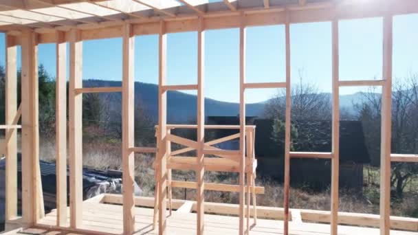 Luftaufnahme Eines Holzrahmenhauses Auf Pfahlfundament Bau Den Bergen — Stockvideo