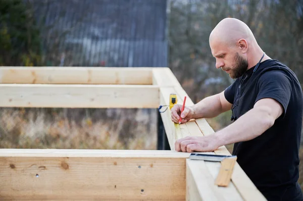 Man Worker Building Wooden Frame House Pile Foundation Bald Carpenter — Stockfoto