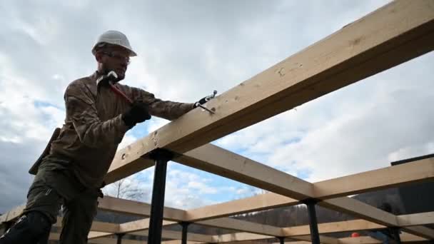 Homem Trabalhador Construção Casa Quadro Madeira Fundação Pilha Parafuso Martelo — Vídeo de Stock