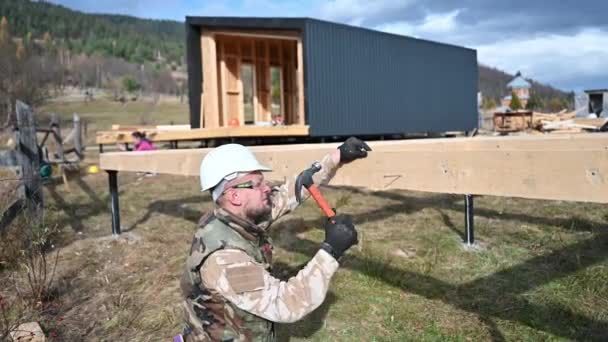 Homme Travailleur Construction Maison Ossature Bois Sur Pieux Fondation Charpentier — Video