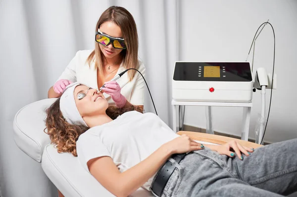 Modern Treatment Telangiectasias Skin Beautician Performing Local High Precision Removal — Foto Stock