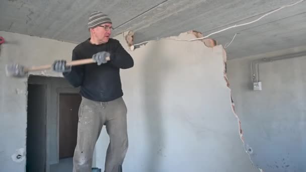 Male Worker Standing Wooden Table Holding Sledgehammer Preparing Strike Powerful — Stok video