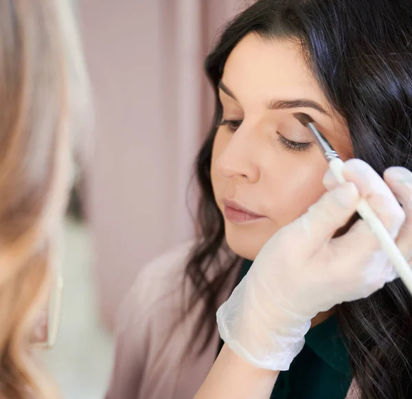 Artista Maquillaje Femenino Aplicando Sombra Ojos Párpado Del Cliente Con — Foto de Stock