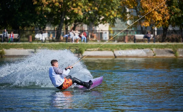 Wakeboarder Surfen Het Meer Jongeman Surfer Die Plezier Beleeft Aan — Stockfoto