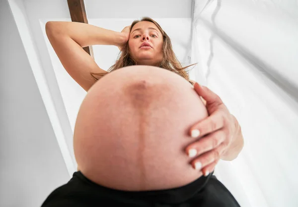 Bottom View Pregnant Lady Who Surprised Size Her Belly Woman — Stock Photo, Image