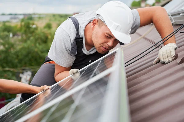 Men Mounters Mounting Photovoltaic Solar Moduls Roof House Close Electrician — Stockfoto