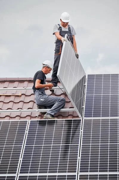 Men Technicians Mounting Photovoltaic Solar Moduls Roof House Engineers Helmets — ストック写真