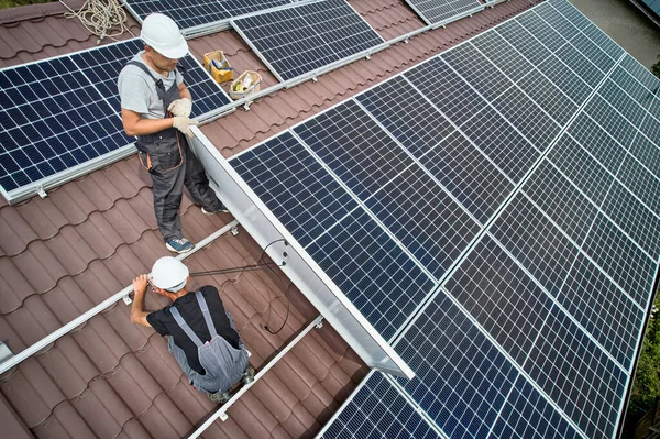 Man Technician Mounting Photovoltaic Solar Moduls Roof House Mounter Helmet — Stock Photo, Image