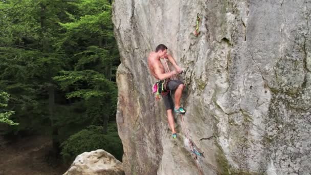 Joven Escalador Trepador Difícil Ruta Una Roca Alta Con Cuerda — Vídeo de stock