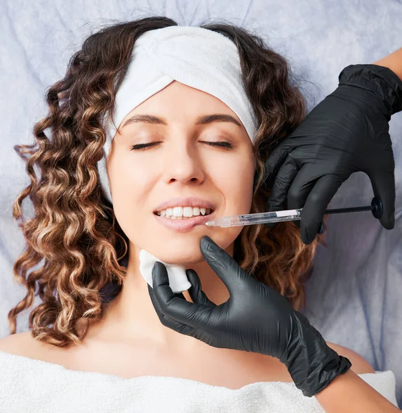 Close Doctor Cosmetologist Hands Sterile Gloves Making Injection Woman Lips — Foto de Stock