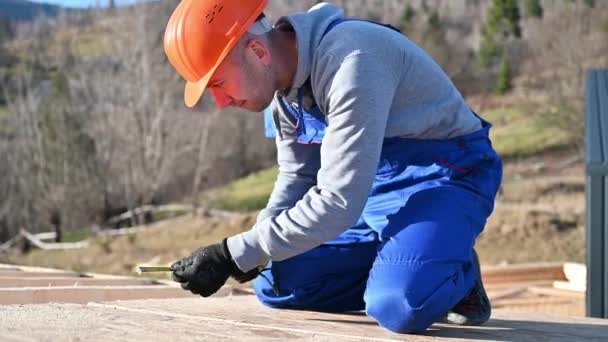 Man Worker Building Wooden Frame House Carpenter Using Tape Measure — Vídeos de Stock