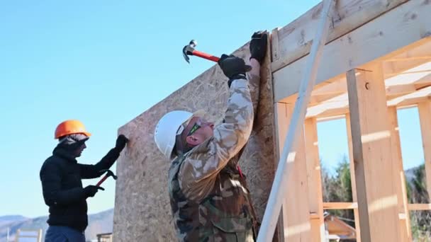 Carpenters Hammering Nail Osb Panel Wall Future Cottage Men Workers — Video Stock