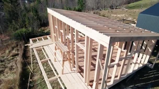 斯堪的那维亚风格的山区建造中的棚屋中堆栈地基木结构房屋的空中景观 — 图库视频影像