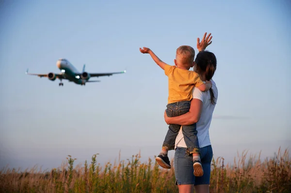 Rückansicht Einer Frau Mit Winkenden Händen Zur Landung Eines Verkehrsflugzeugs — Stockfoto