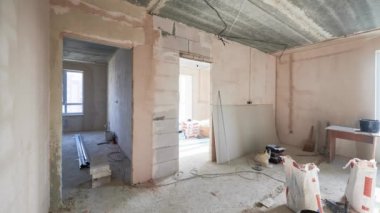 Yenileme konsepti - yenilenmeden önce ve yenilendikten sonra apartman dairesi, emlak konutlarının yenilenmesinden sonra modern daire