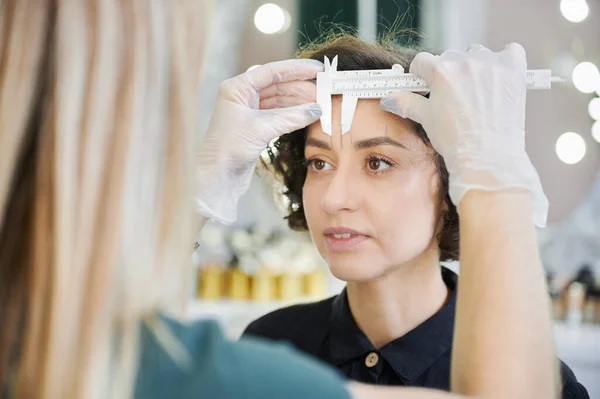 Esteticista Utilizando Herramienta Medición Para Procedimiento Corrección Cejas Salón Belleza —  Fotos de Stock